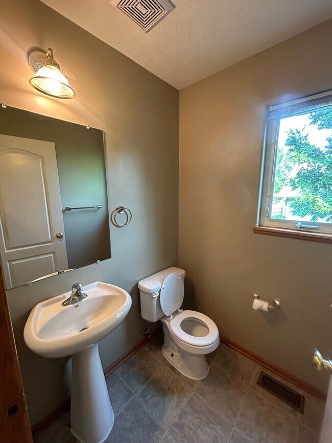Building Photo - 6630 Shadow Pines Dr