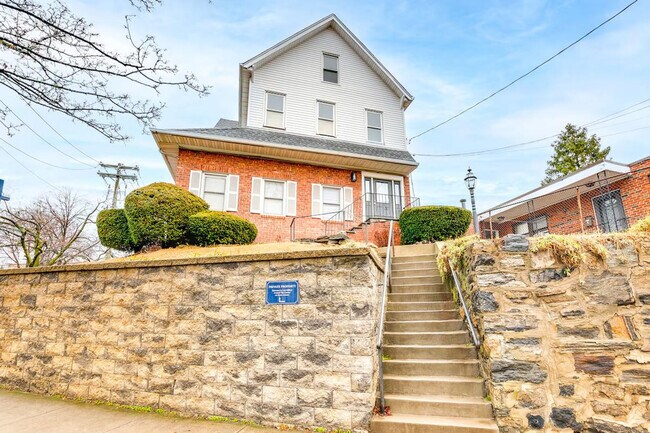 Building Photo - 1032 McLean Ave