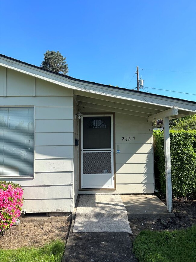 Building Photo - fasada01 2415-2425 Wooddale Ave NE