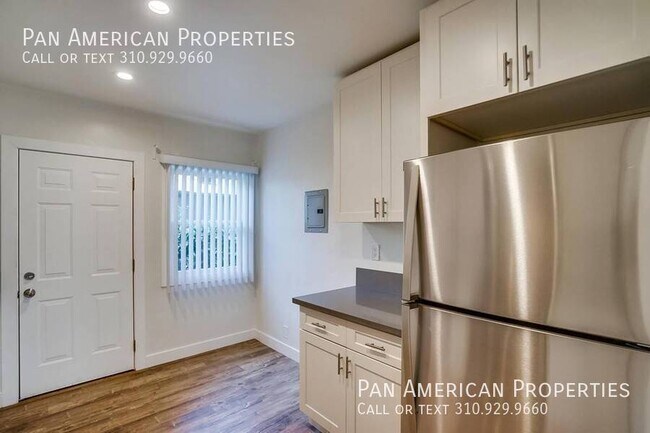 Building Photo - 447 1/2 W 4th St-A