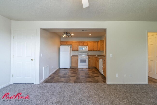 Building Photo - Enjoy Scenic Ivins Living – 3-Bed, 2-Bath ...