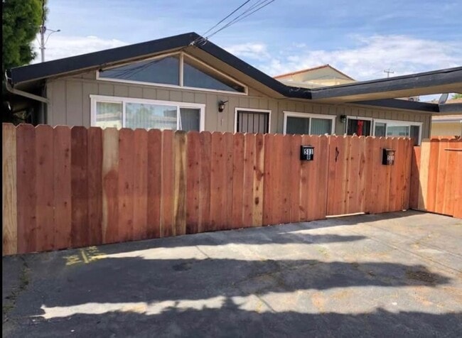 Building Photo - 511 W 5th St