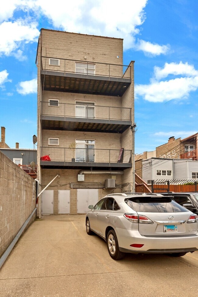 Building Photo - 1045 N California Ave