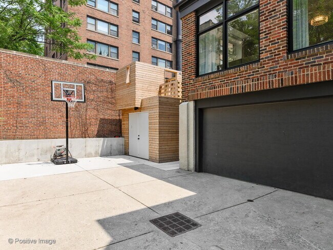 Building Photo - 824 W Castlewood Terrace