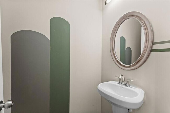 Building Photo - 76 Regent Pk