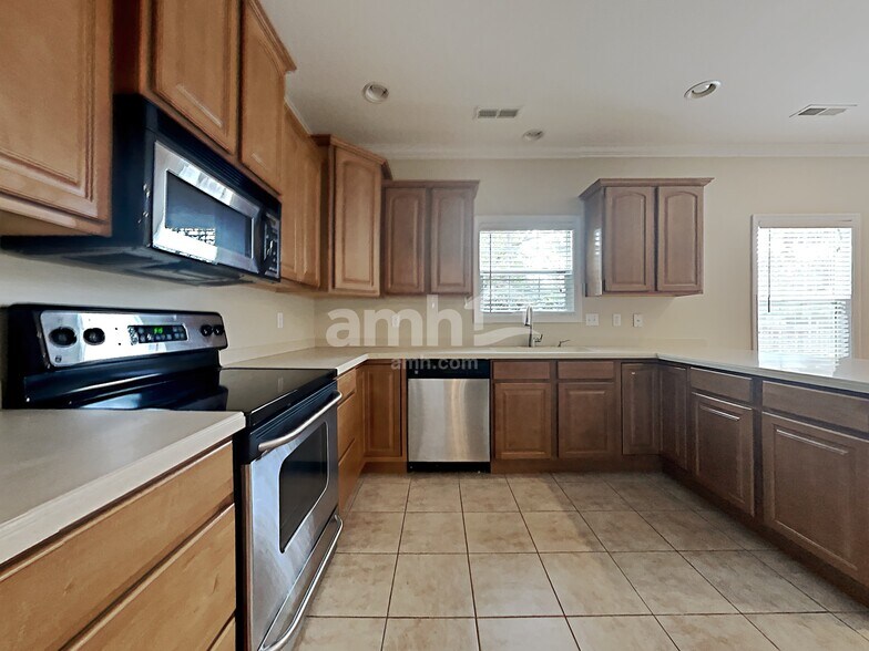 Building Photo - 1641 Silver Oak Ln