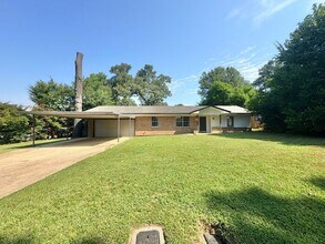 Building Photo - Spacious 3-Bed, 2-Bath Home with Large Sho...