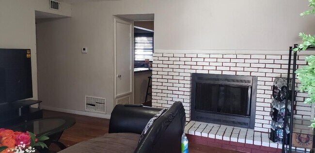 Building Photo - 1501 Ormond Ave