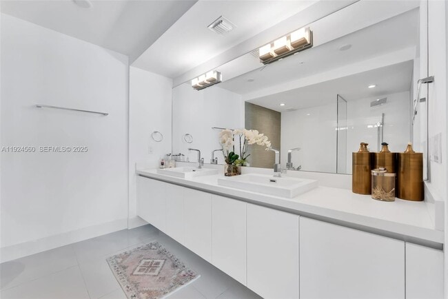 Building Photo - 300 Sunny Isles Blvd