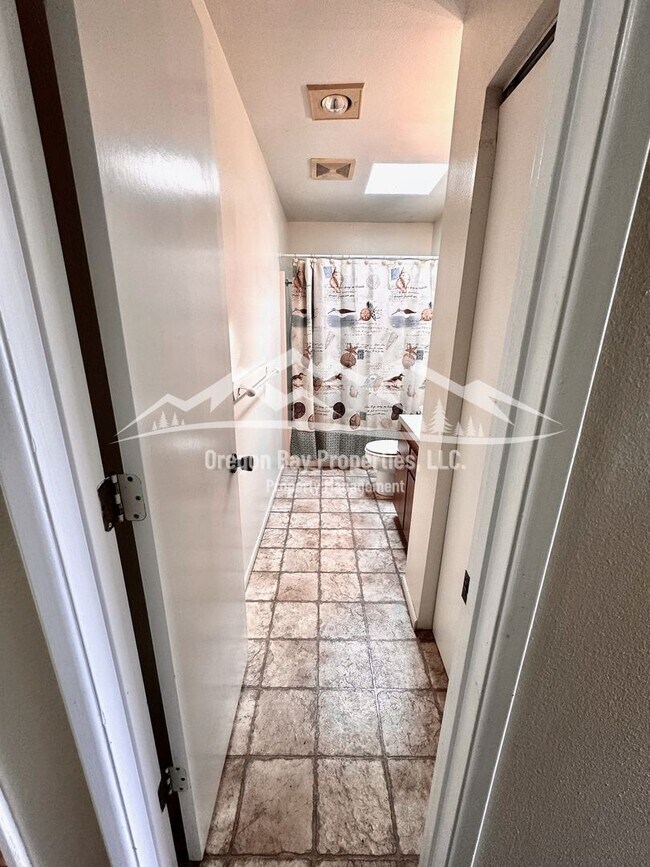 Building Photo - Dog Friendly Bandon Home: 3 bdrm / 1 ba