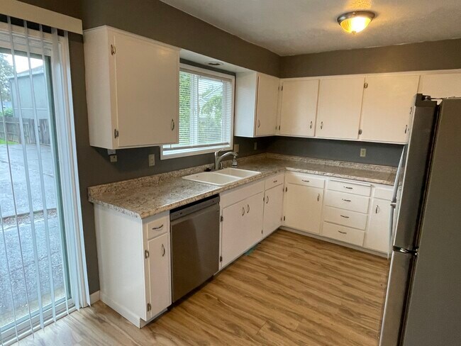 Kitchen - 634 Villa Rd