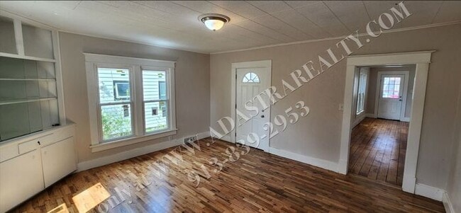 Building Photo - Large 2-story 4 Bed 1.5 Bath Home in Leave...