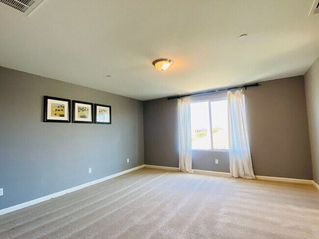 Building Photo - $2,450 Ashlan & Leonard, Beautiful 3 Bedro...