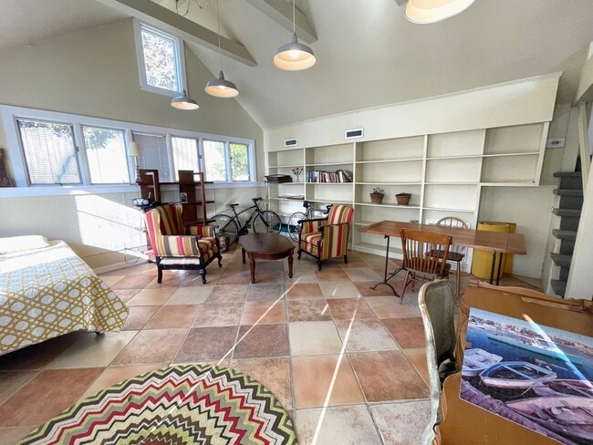 Building Photo - Charming Cottage for Rent Near UT
