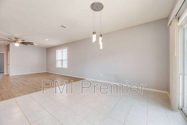 Building Photo - 9004 Blackstone Dr