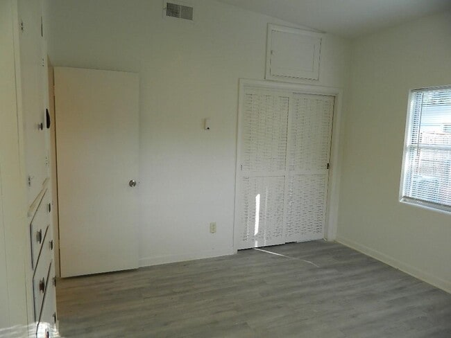 Building Photo - 944 Kensington Dr