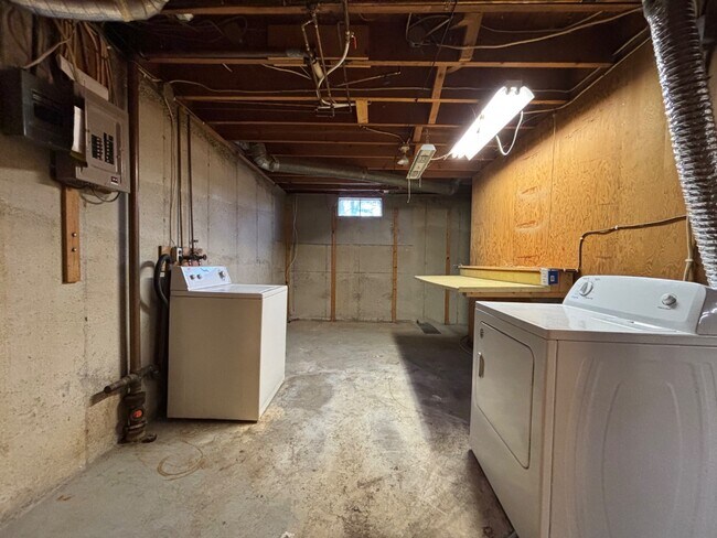 Building Photo - 1951 Elmwood Dr E