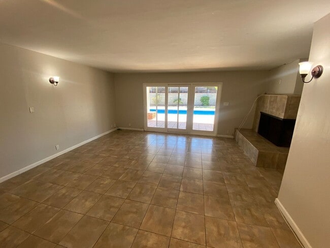 Building Photo - Great Location, Beautiful Pool!