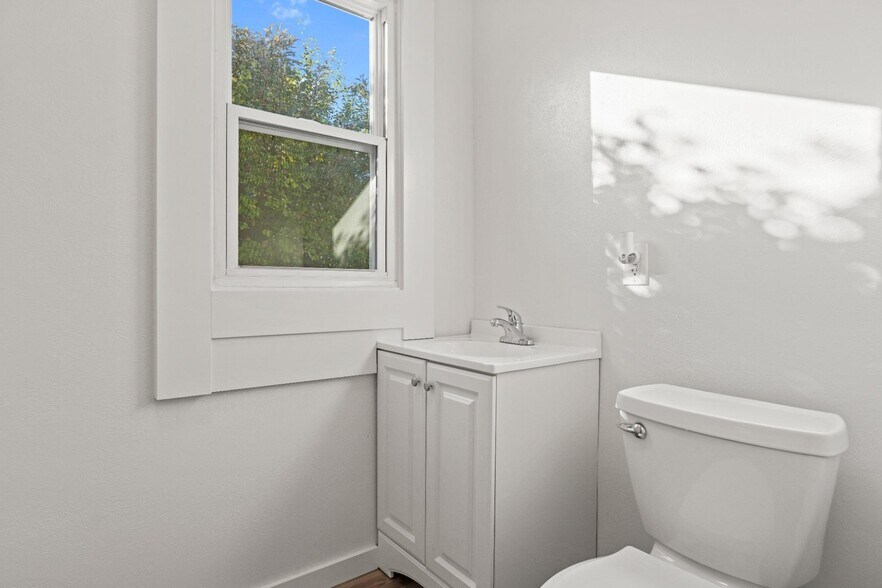 Building Photo - 402 Burlington Ave