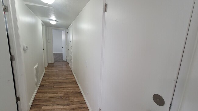 Building Photo - 13413 Minuteman Dr