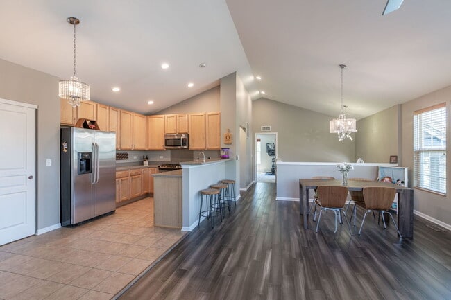 Building Photo - 472 Valentine Way