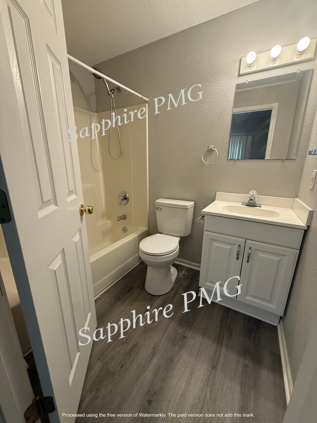 Building Photo - 5623 N Northwood Terrace