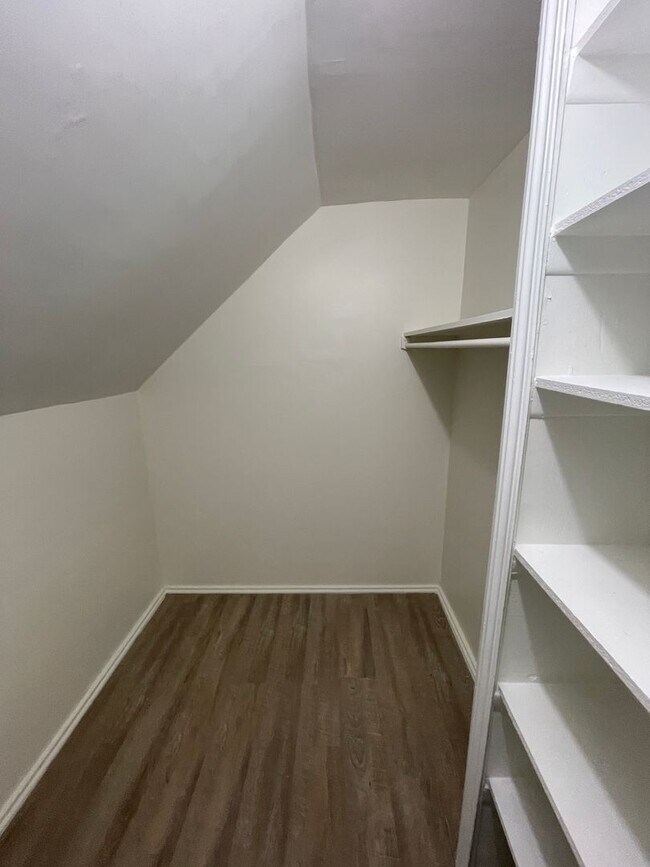 Building Photo - 299 Reinhard Ave