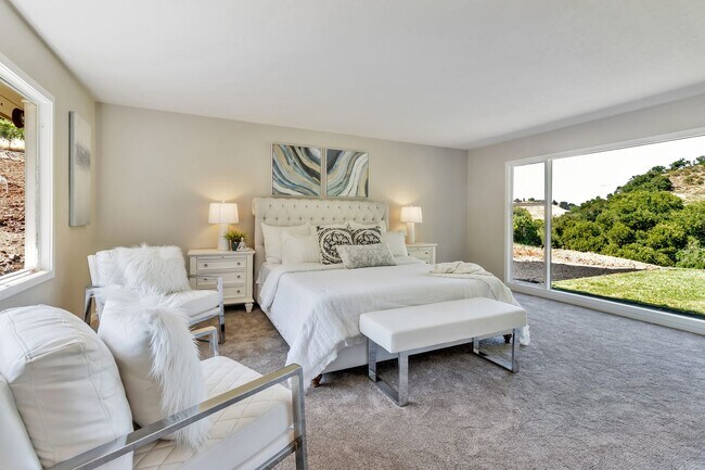 Building Photo - Welcome to Refined Country Living in Los G...
