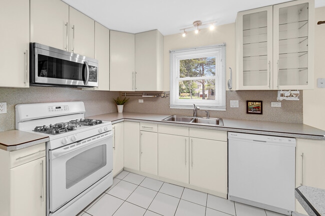 Building Photo - 483 Highland Grove Dr