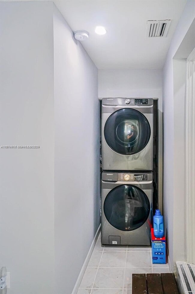 Building Photo - 5911 SW 6th St