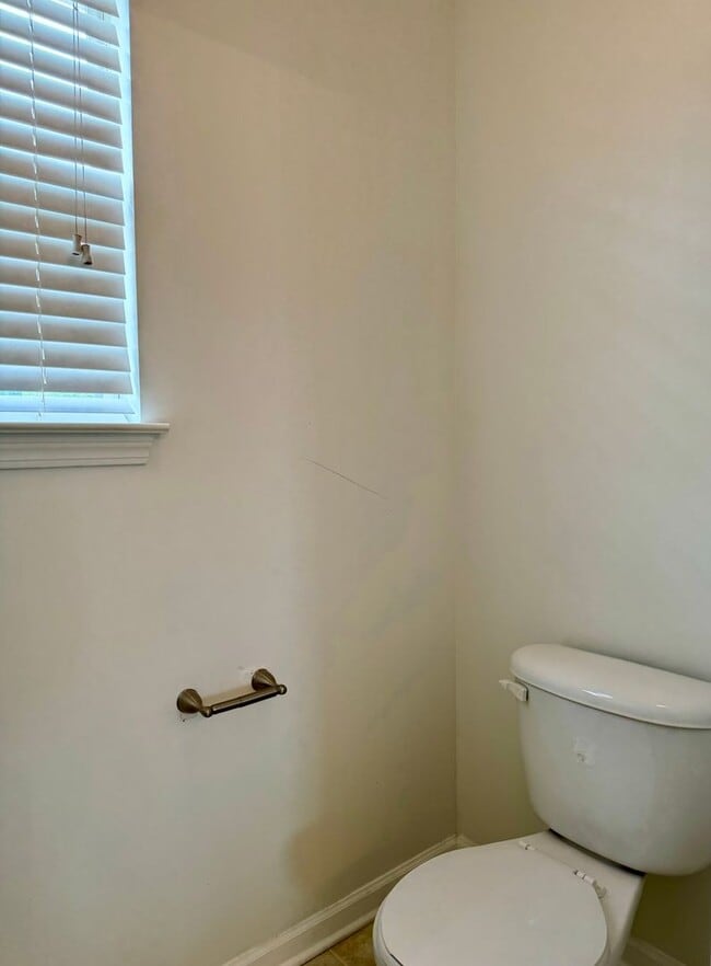 Building Photo - Huge 5 Bedroom Home with Sooo Much Space!