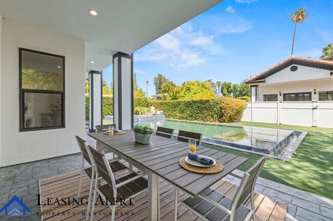 Building Photo - 5011 Hayvenhurst Ave