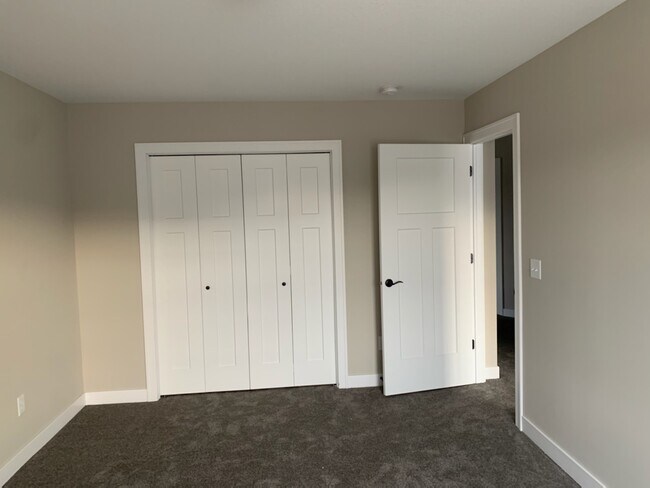 Building Photo - 555 Meadow Ln