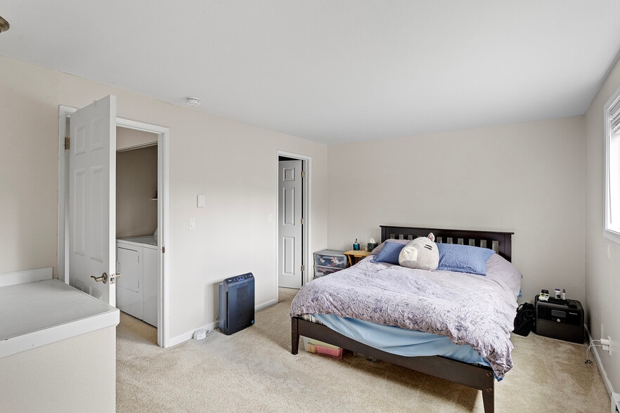 Master bedroom (has walk-in closet & regular closet) - 1520 NE 195th St