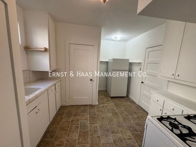 Building Photo - 528.5 N Kenmore Ave