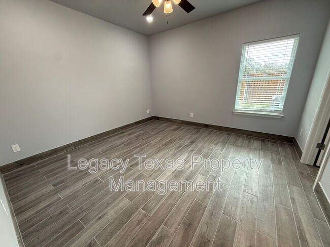 Building Photo - 910 Fuller Ave