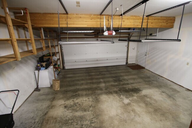 Building Photo - 4 Bedroom Eagle River Home!