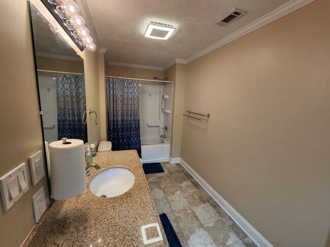 Building Photo - Staycation near everything Fayetteville