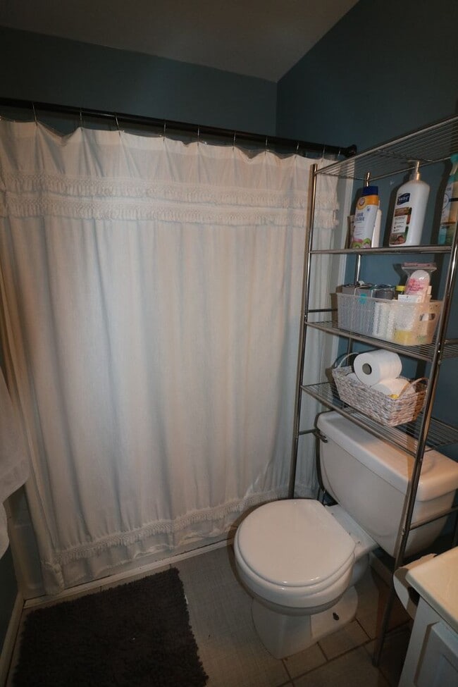 Building Photo - Awesome 4 bedroom duplex located in quite ...