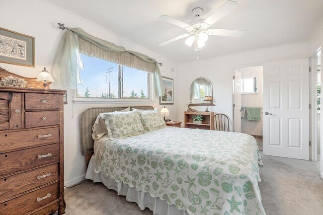 Building Photo - Recently updated spacious 3 bedroom 2.5 bath townhome available soon