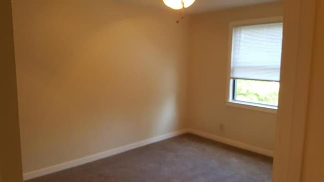 Building Photo - 273 Oak Dr