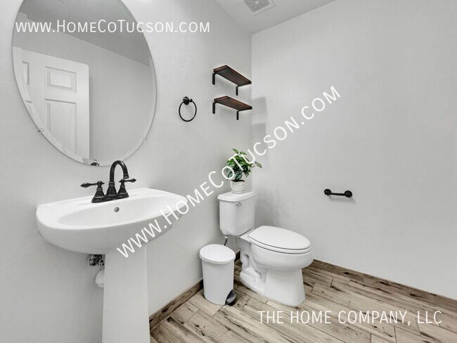 Building Photo - 1034 W Camino Hombre Viejo