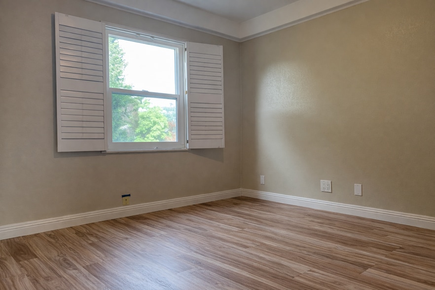 Bright bedroom #2 with closet and natural light - 1111 North Rd