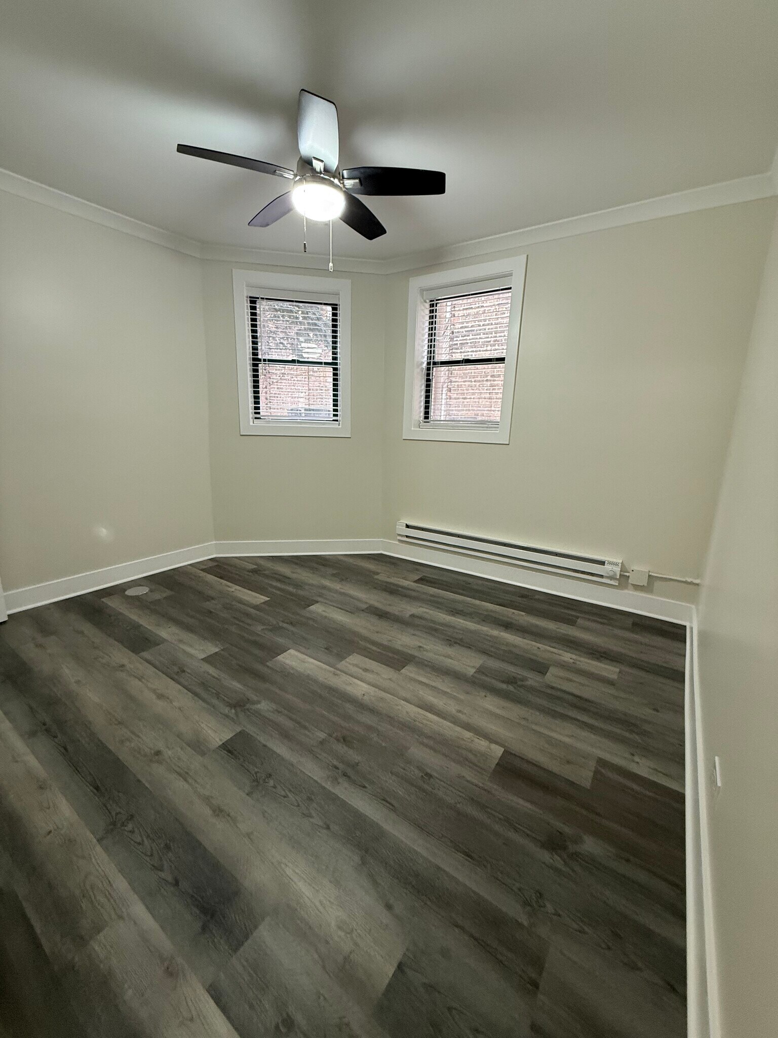 Building Photo - 3838 N Greenview Ave