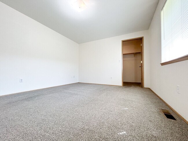 Building Photo - 5548 - 5550