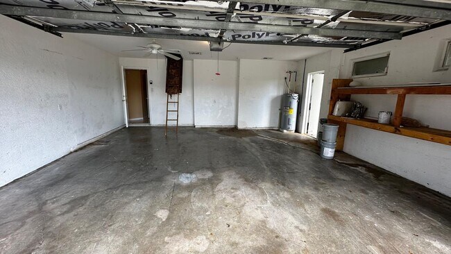 Building Photo - SPACIOUS 4-BEDROOM HOME WITH SCREENED POOL IN SE CAPE CORAL