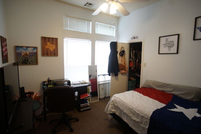 Building Photo - 2/2 Apartment Walking Distance from UT