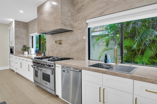 Building Photo - 319 S Riverside Dr