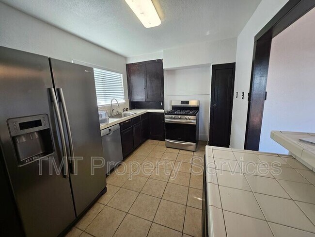 Building Photo - 908 S Sinclair Ave