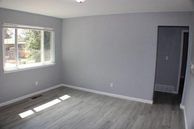 Building Photo - 2080 Poteae Cir